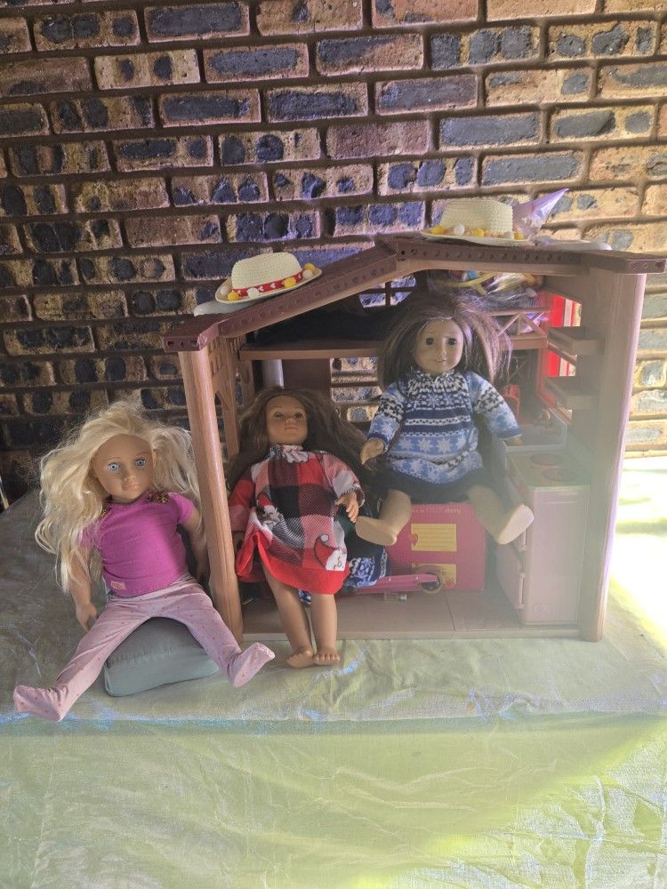 American dollhouse with excessories And 3 Dolls