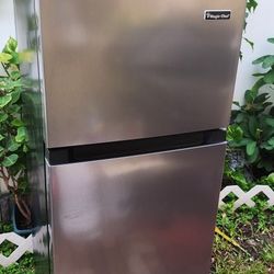 Magic Chef, Two Door Refrigerator 4.5 Cu.Ft, Convenient Vegetable Storage