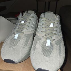 Yeezy Salts Size 10