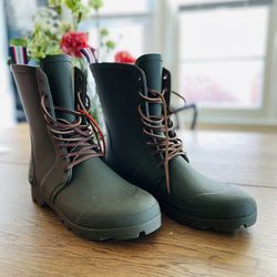 Brand NEW Seavees Waterproof Men's Boots Size 9