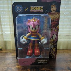 Sonic the Hedgehog X DC: Amy Wonder WomanAction Figure