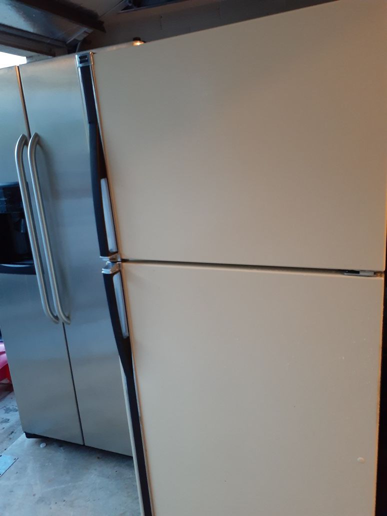 I am selling a yellow fridge. Everything works in good condition.