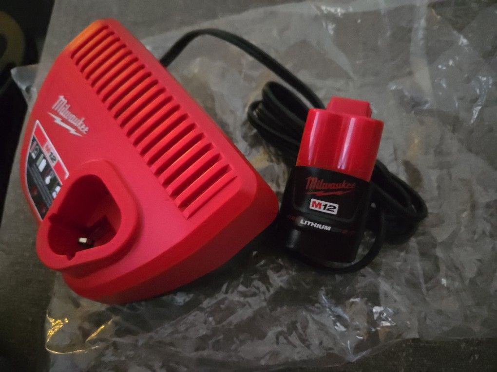 MILWAUKEE M12 BATTERIE 2.0AH AND CHARGE NEW 