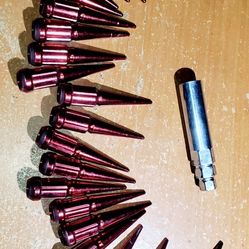 Lug Nut Set In Good Condition