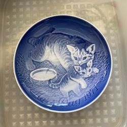 VINTAGE PORCELAIN PLATE 