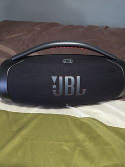 Jbl boombox 3 like new.