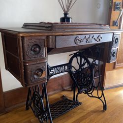 Vintage Singer Sewing Machine With Cabinet $ Attachmentâs