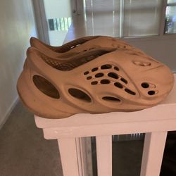 Yeezy Foam Runners (Stone Taupe) 