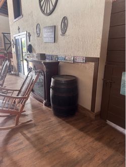 Decorative Wooden Barrel with Bottle Opener/Barril Decorativo de Madera con Abridor de Botellas