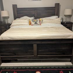 Quinden King Poster Bed - Oak Dark Brown