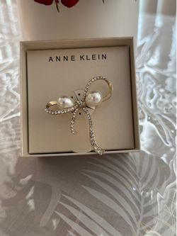 Beautiful bow tie brooch with very shiny pearls, brand new