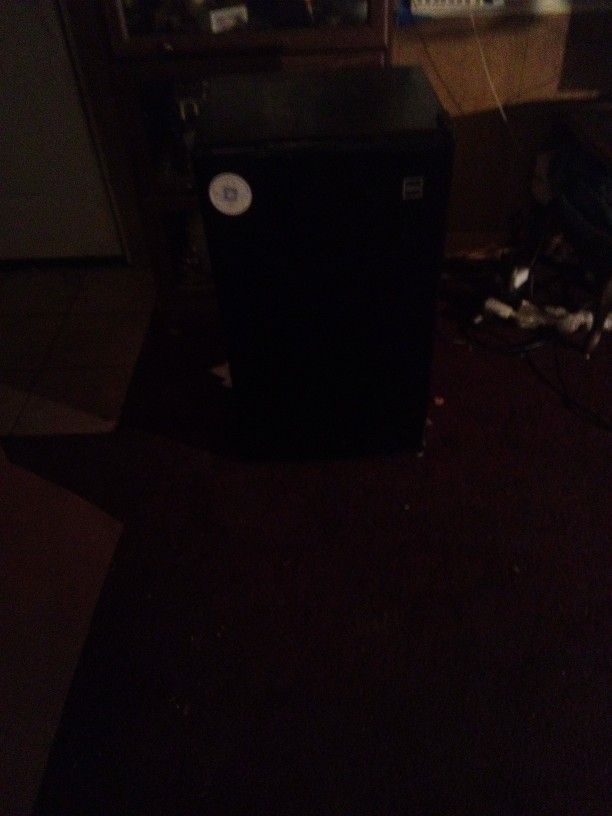 RCA Mini Fridge 4.5 Cubic Inch Like New