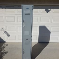 Metal 2 door locker.