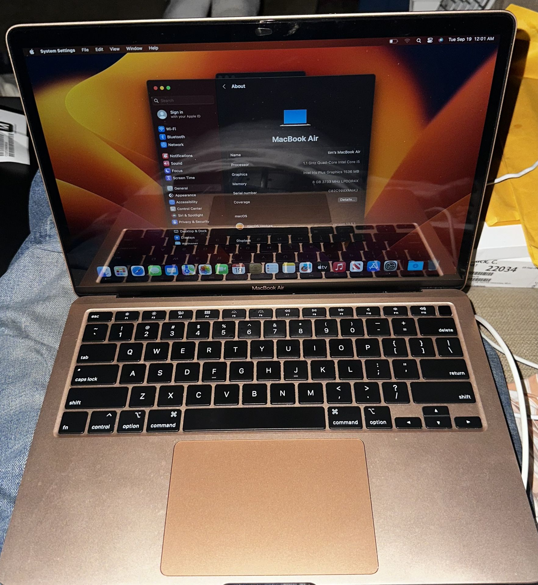 Gold MacBook Air Retina, 13-inch, 2019