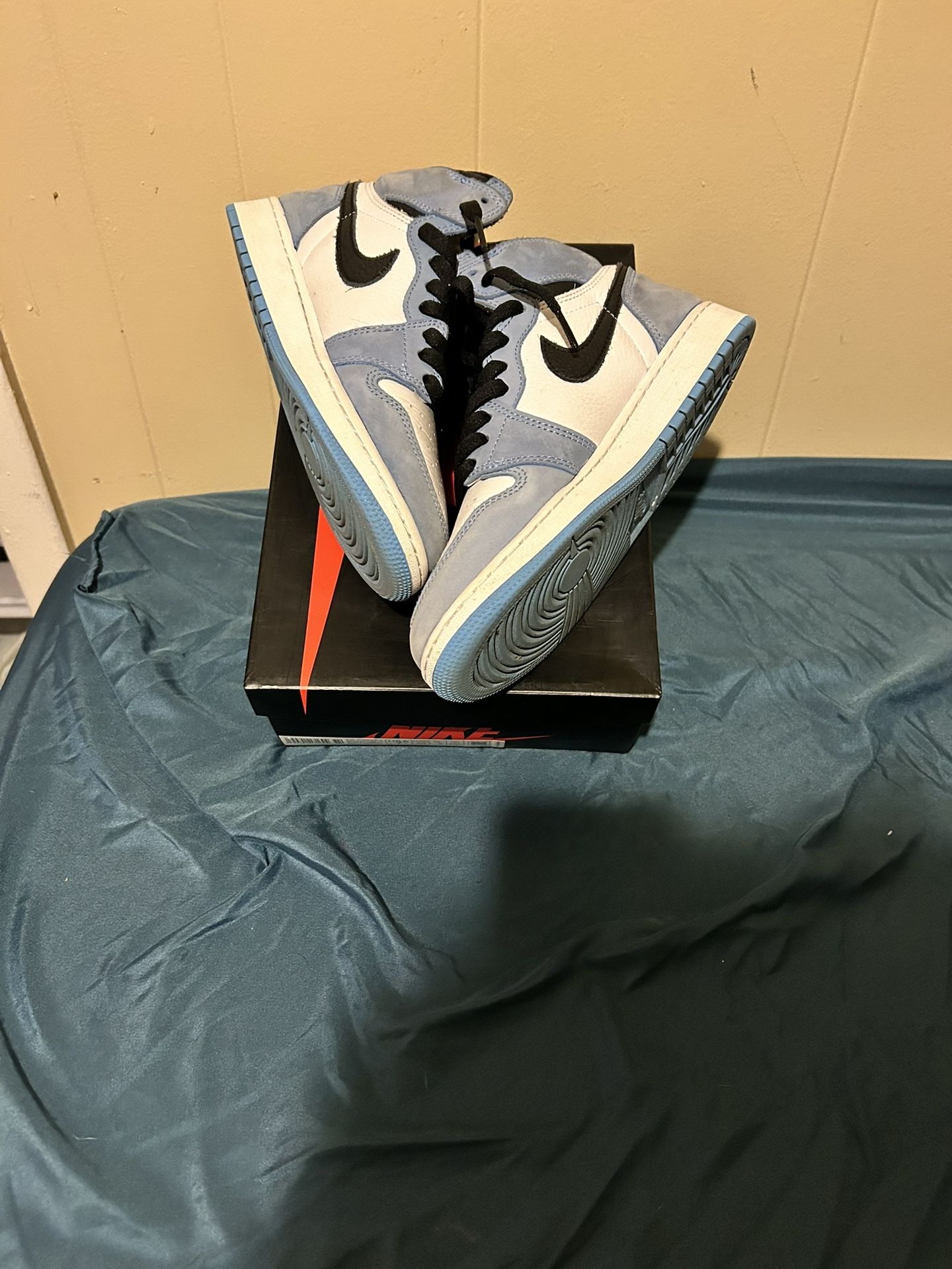 Air Jordan 1 University Blue