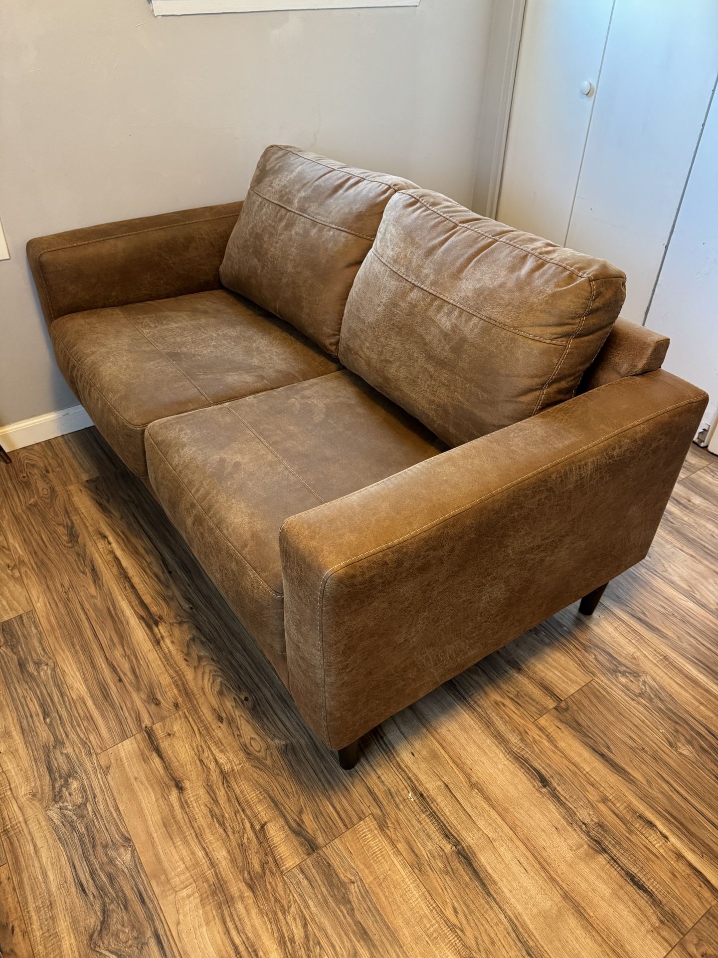 Excellent Condition Ashley Furniture Telora Loveseat