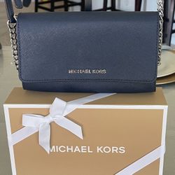 Michael Kors Wallet on Chain  Navy Cross Body Bag, Like New/Bolsa MK Crossbody Como Nueva. Firm Pric