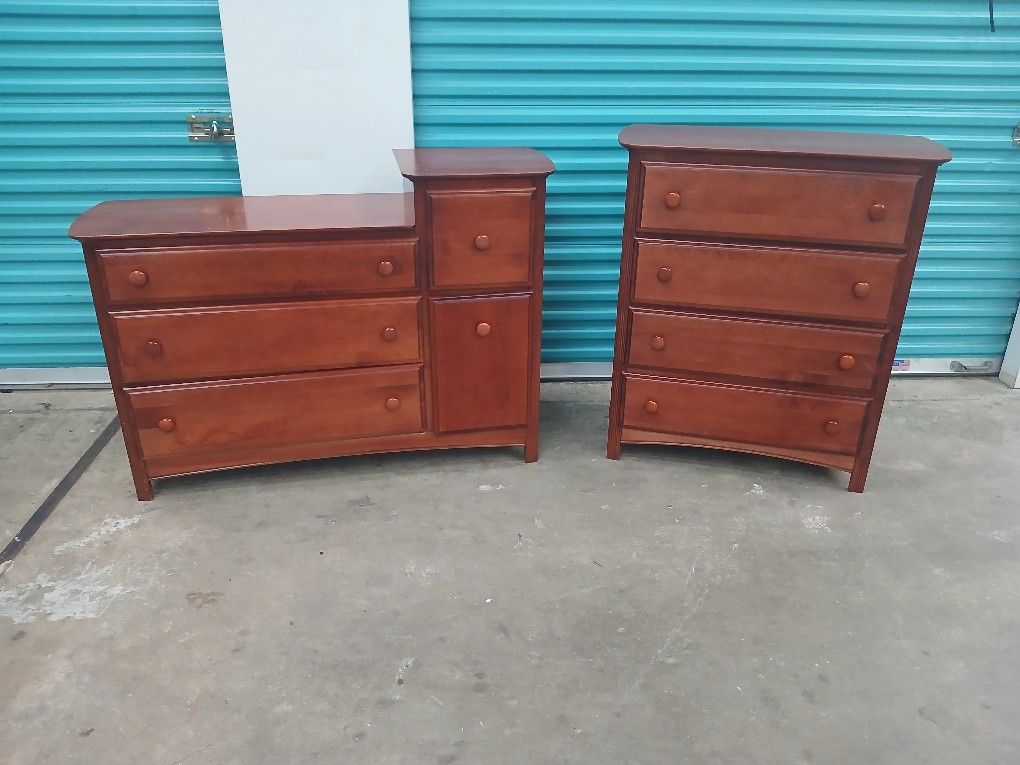 Dresser Set. Wood. Excellent condition.