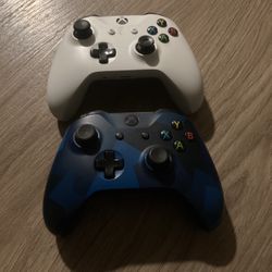2 Xbox Controller (Check Disc)