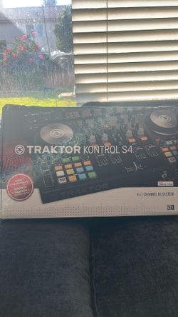 Native Instruments Traktor Kontrol S4 DJ System