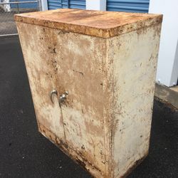 Storage Locker-Garage? Paint?apprx 3’x3’x1.5’