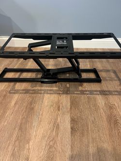 Universal wall mount for TV displays with screen sizes from 39 to 75 inches.