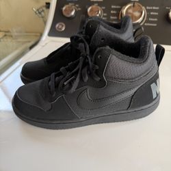 like new yourh nike blk high top size 5.5Y
