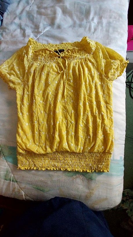 Ladies Yellow And White Flower Top