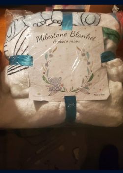 Hi I'm selling this milestone blanket and photo props