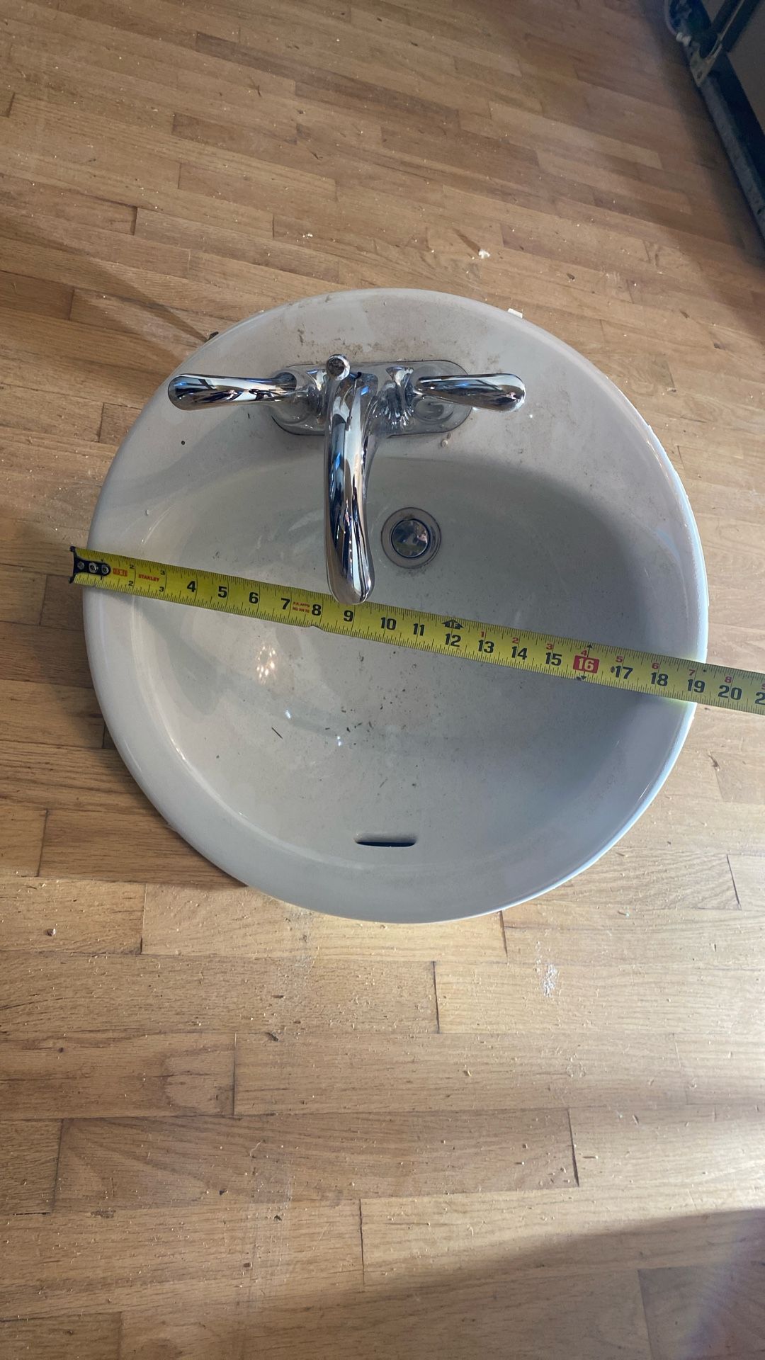 19 Inch Glacier Bay Sink With Moen Faucet