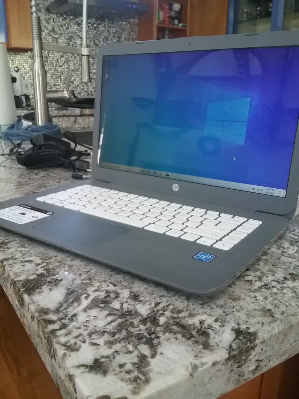 HP Stream 14in Windows 10 Laptop good battery and charger