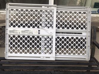 AJUSTABLE PLASTIC GATE