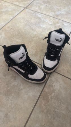 Size 7 white puma shoes