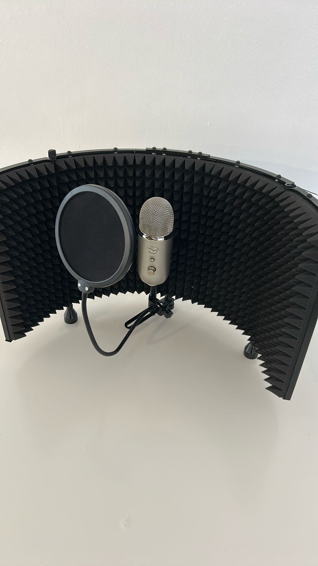  Blue Yeti USB Microphone+ Monoprice Pro Audio Series Isolation Shield