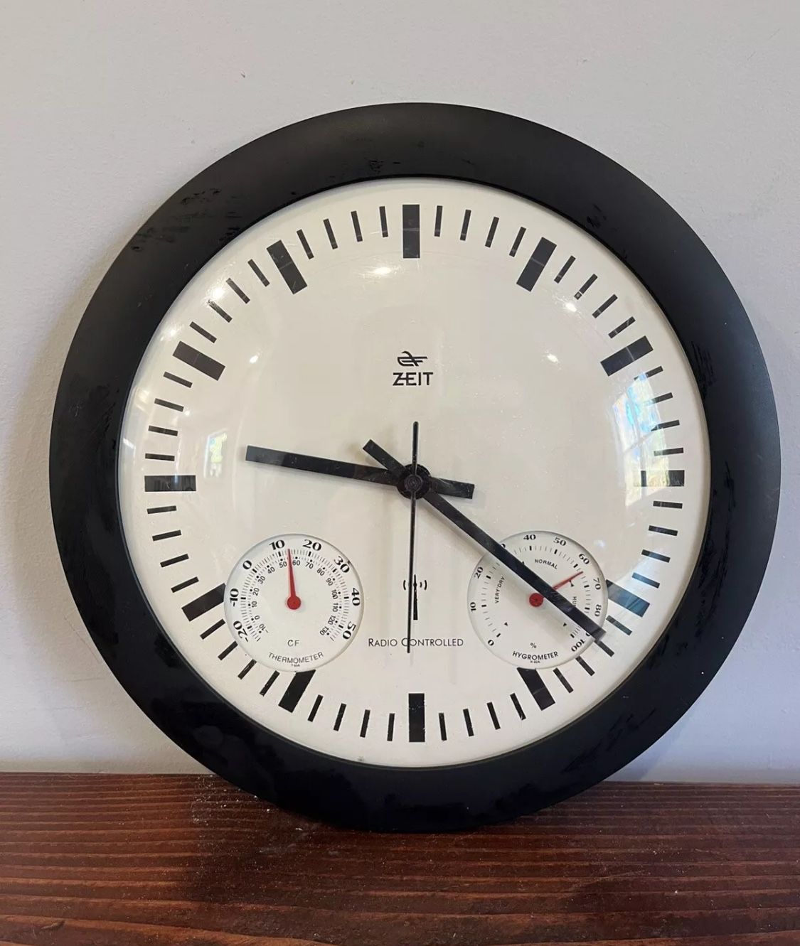 Vintage Zeit Atomic Radio Controlled Wall Circle Clock Thermometer Hygrometer