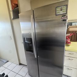 Stainless Steel Side-by-Side Refrigerator with Water/Ice Dispenser