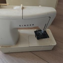 Singer Sewing Machine 