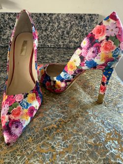 GUESS Floral Pointed-Toe Pumps – Size 7