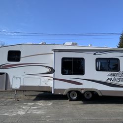 2004 Regal Prowler 34’ Fifth wheel