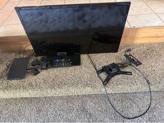 Flat screen tv with Roku, wall mount, and antenna