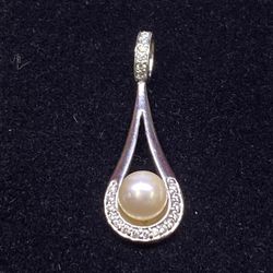 14k Diamond Pearl Pendant 