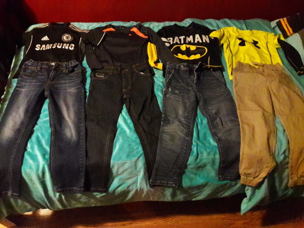 Clothes for kids between 6-7 years old in very good condition...Ropa para niño de 6 - 7 años en bien estado.