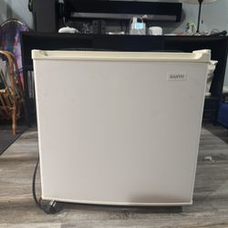 Mini Fridge 