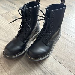 1460 Doc Martens boots