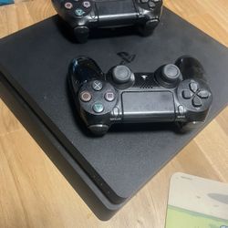 PS4 3 Controllers. Works Perfectly 