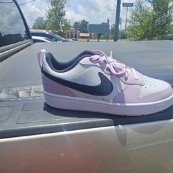 brand new NIKE zise 8 in woman