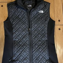 Black North face Vest. Size Sm  Never Worn. $45