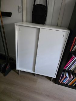 Shoe storage cabinet