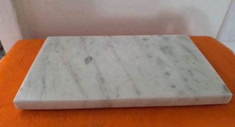 Carrara White Marble Stand 7" x 4"