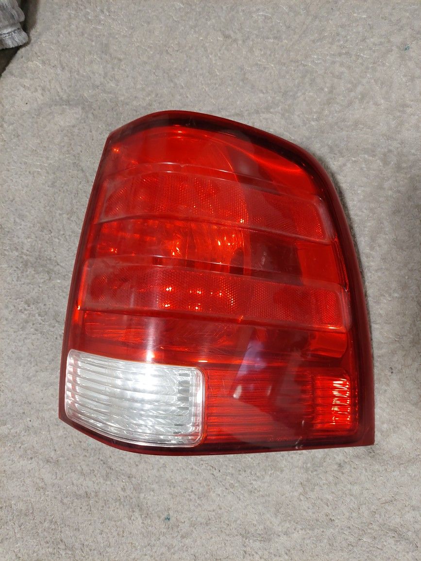 03-06 Expedition Tail Light